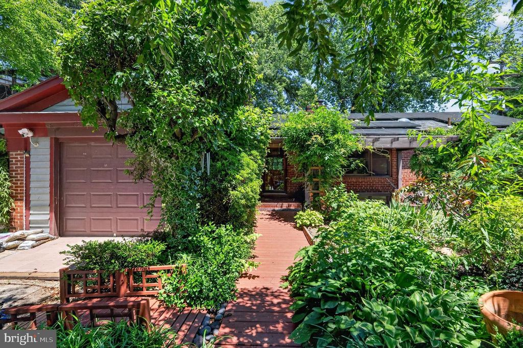 997 N SYCAMORE ST, Falls Church, VA 22046