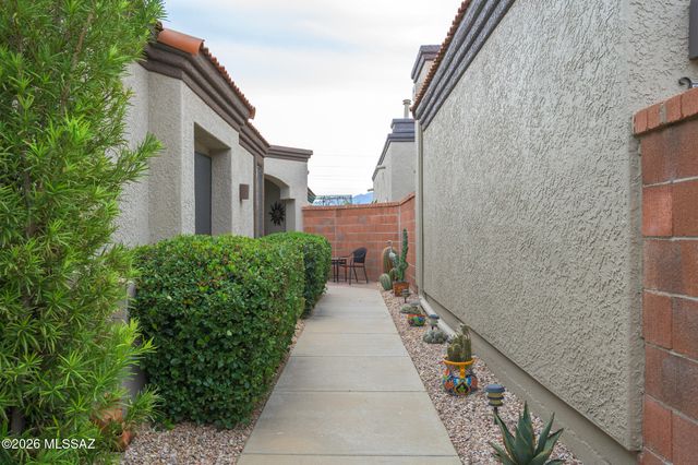 312 N Royal Bell Drive, Green Valley, AZ 85614
