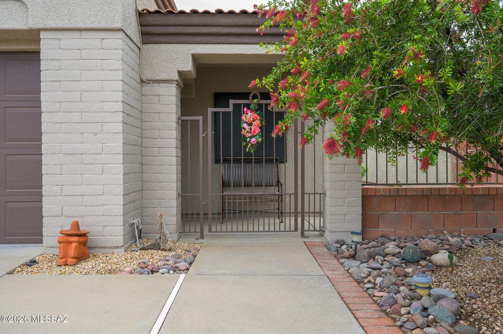 312 N Royal Bell Drive, Green Valley, AZ 85614