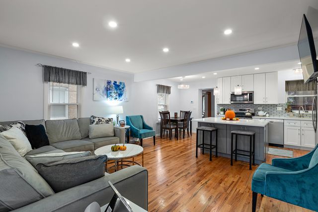 3233 N Panama Avenue, Chicago, IL 60634