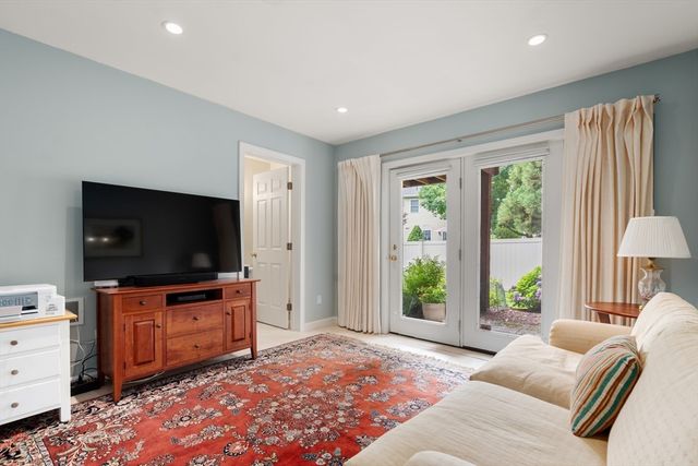 600 Trapelo Rd 8, Waltham, MA 02452
