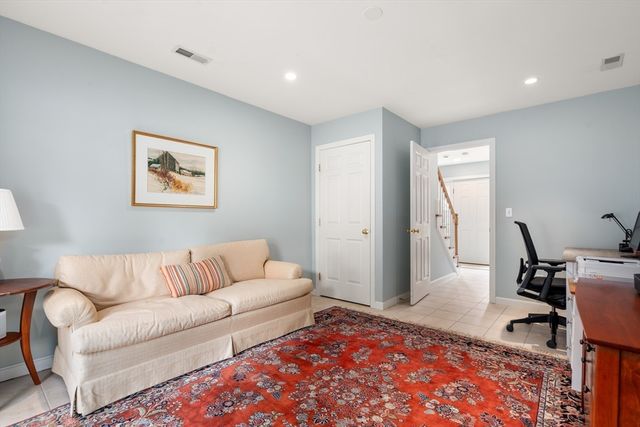 600 Trapelo Rd 8, Waltham, MA 02452