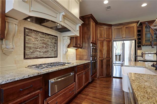 9702 Shady Bend Circle, Lenexa, KS 66227