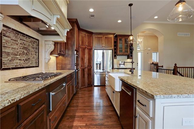 9702 Shady Bend Circle, Lenexa, KS 66227