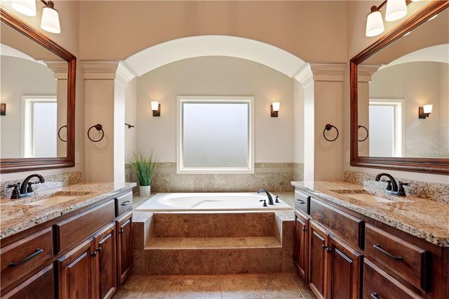 9702 Shady Bend Circle, Lenexa, KS 66227