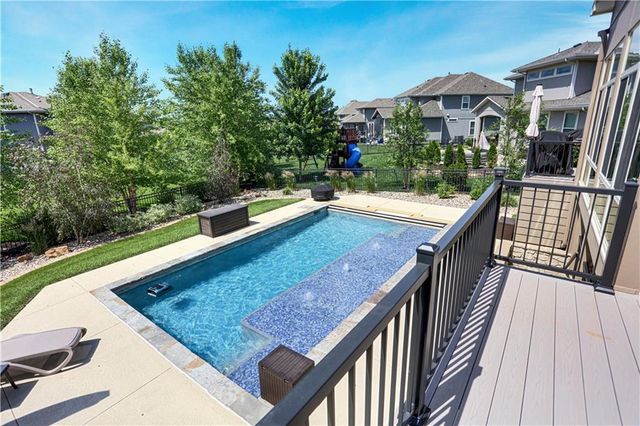 9702 Shady Bend Circle, Lenexa, KS 66227