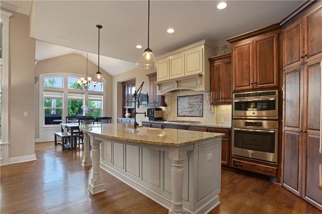 9702 Shady Bend Circle, Lenexa, KS 66227
