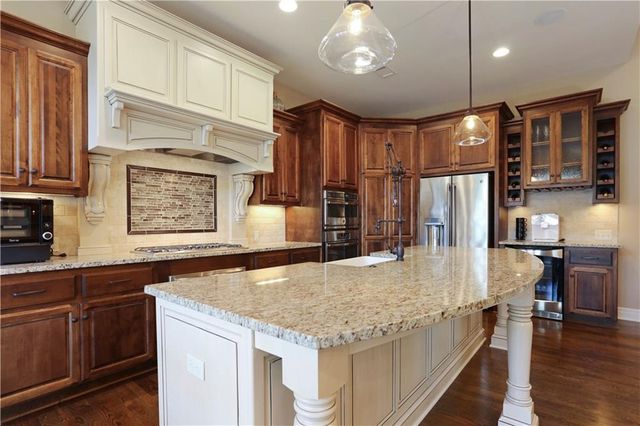 9702 Shady Bend Circle, Lenexa, KS 66227