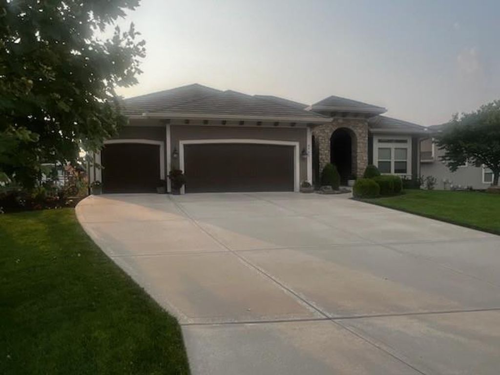 9702 Shady Bend Circle, Lenexa, KS 66227