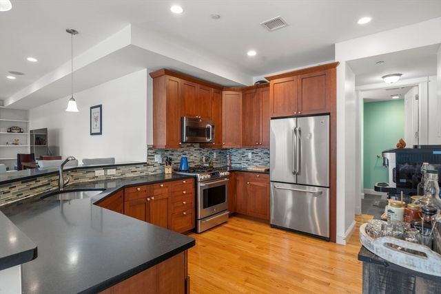 350 West 2nd St 1, Boston, MA 02127