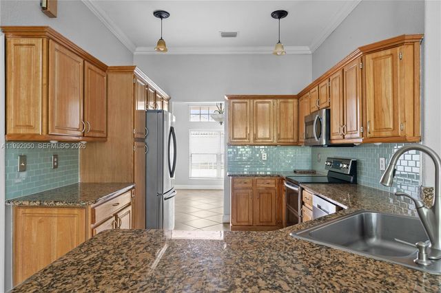 1154 NW 183rd Ter, Pembroke Pines, FL 33029