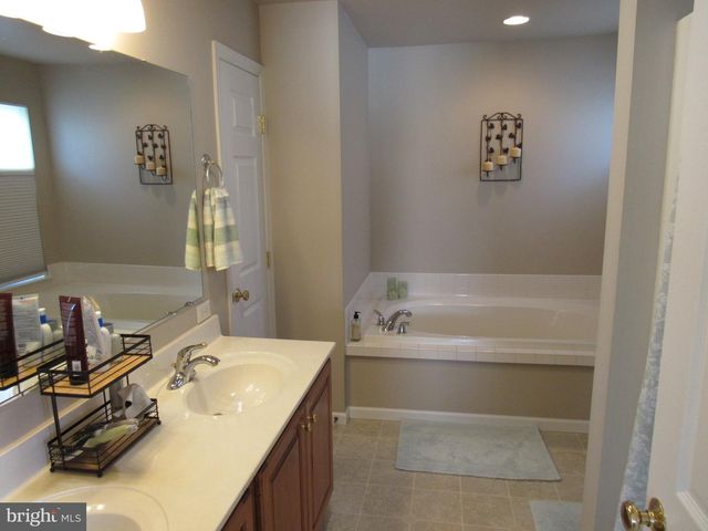 1214 STONEHENGE DR, Reading, PA 19606