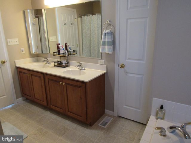 1214 STONEHENGE DR, Reading, PA 19606