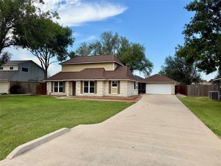6105 Deer Run, Angleton, TX 77515