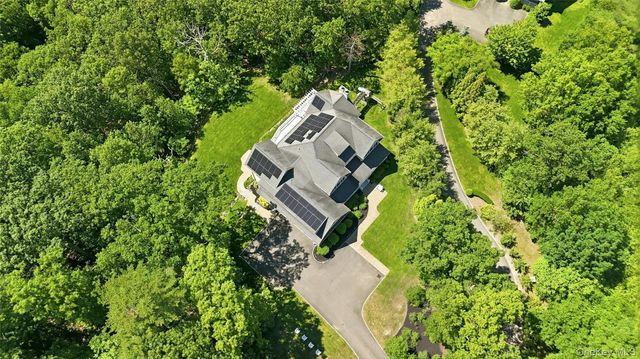1330 Ridge Road, Laurel Hollow, NY 11791