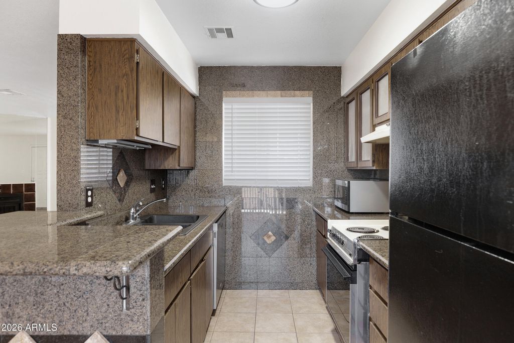 Image 19 of property listing at 20235 N 3RD Drive 8, Phoenix, AZ 85027