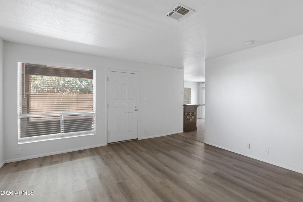 Image 5 of property listing at 20235 N 3RD Drive 8, Phoenix, AZ 85027