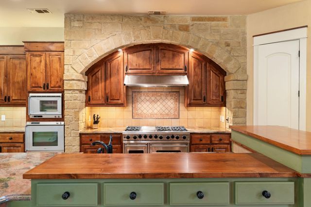 23426 Oscar RD, Spicewood, TX 78669