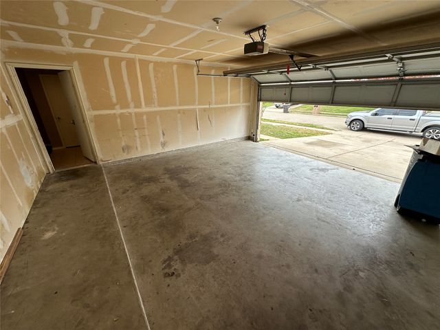 1341 Castle Ridge Road, Fort Worth, TX 76140