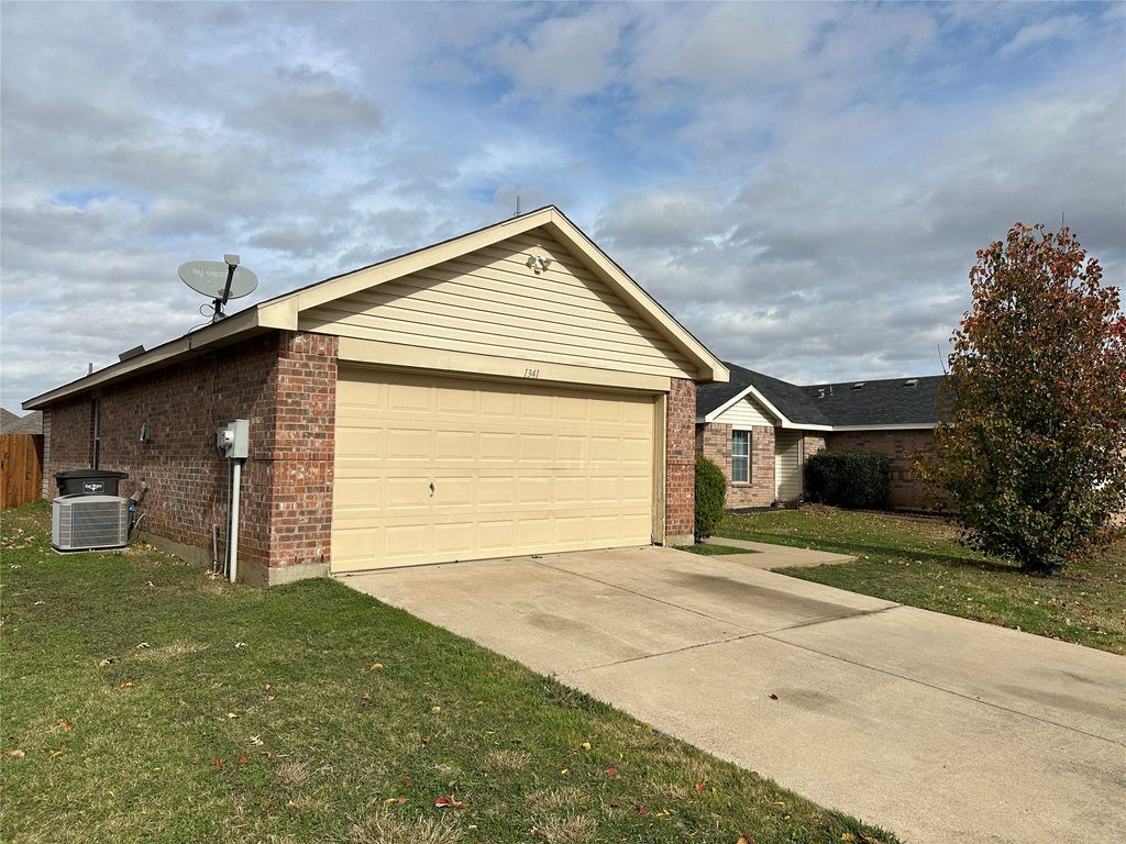 1341 Castle Ridge Road, Fort Worth, TX 76140