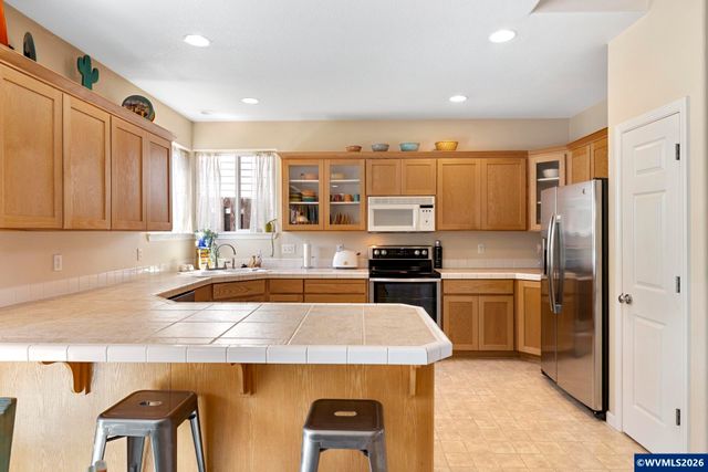 1010 SW Falcon Crest Dr, Dundee, OR 97115