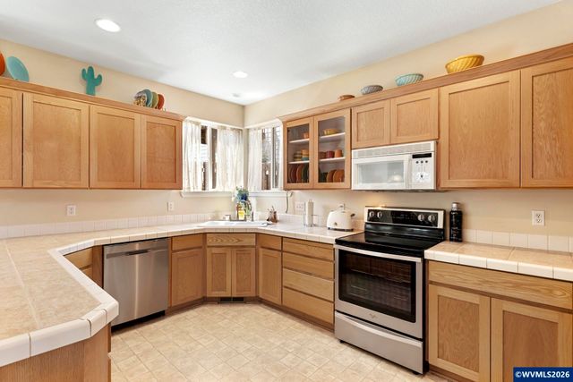 1010 SW Falcon Crest Dr, Dundee, OR 97115