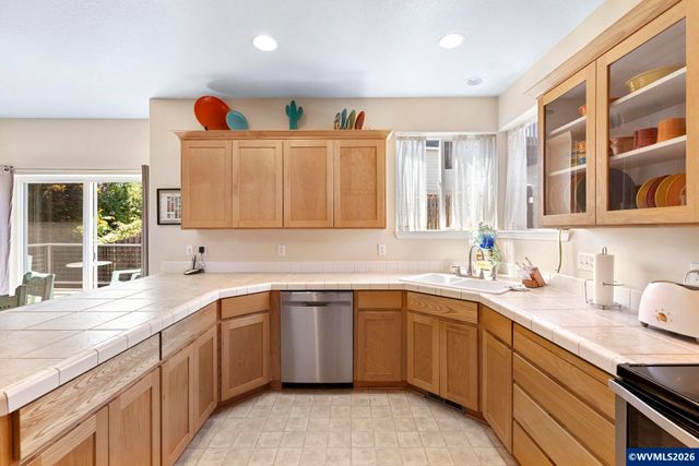 1010 SW Falcon Crest Dr, Dundee, OR 97115