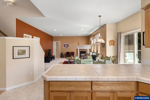 1010 SW Falcon Crest Dr, Dundee, OR 97115