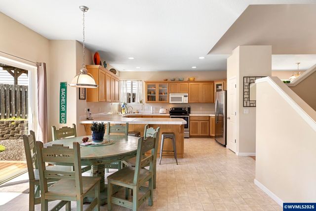 1010 SW Falcon Crest Dr, Dundee, OR 97115