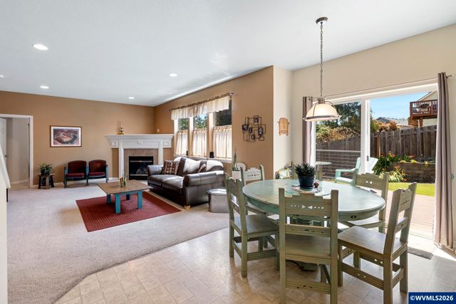 1010 SW Falcon Crest Dr, Dundee, OR 97115