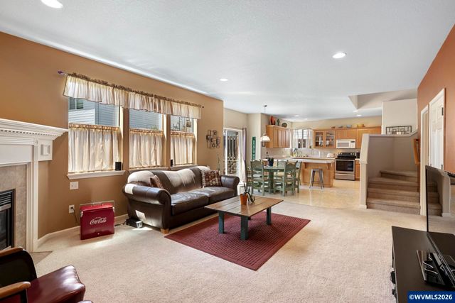 1010 SW Falcon Crest Dr, Dundee, OR 97115