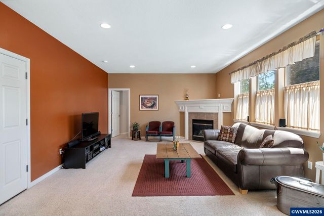 1010 SW Falcon Crest Dr, Dundee, OR 97115
