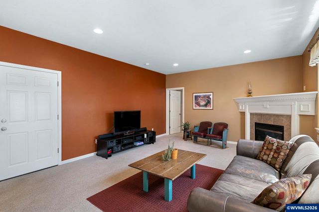 1010 SW Falcon Crest Dr, Dundee, OR 97115