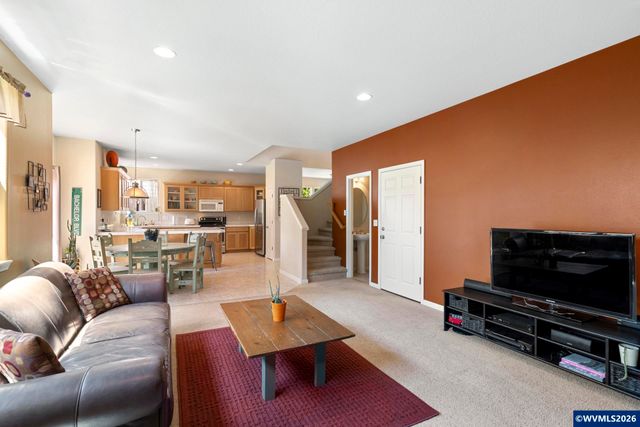1010 SW Falcon Crest Dr, Dundee, OR 97115