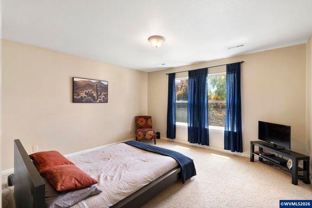 1010 SW Falcon Crest Dr, Dundee, OR 97115