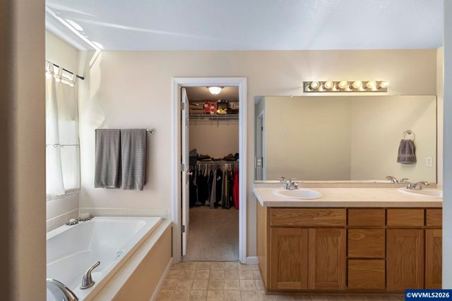 1010 SW Falcon Crest Dr, Dundee, OR 97115