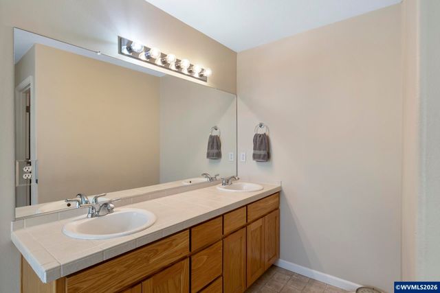 1010 SW Falcon Crest Dr, Dundee, OR 97115