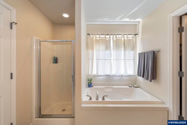 1010 SW Falcon Crest Dr, Dundee, OR 97115