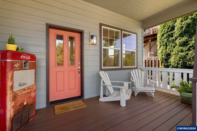 1010 SW Falcon Crest Dr, Dundee, OR 97115