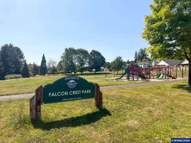 1010 SW Falcon Crest Dr, Dundee, OR 97115