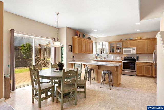 1010 SW Falcon Crest Dr, Dundee, OR 97115