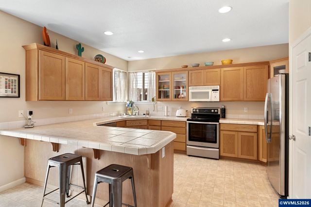 1010 SW Falcon Crest Dr, Dundee, OR 97115