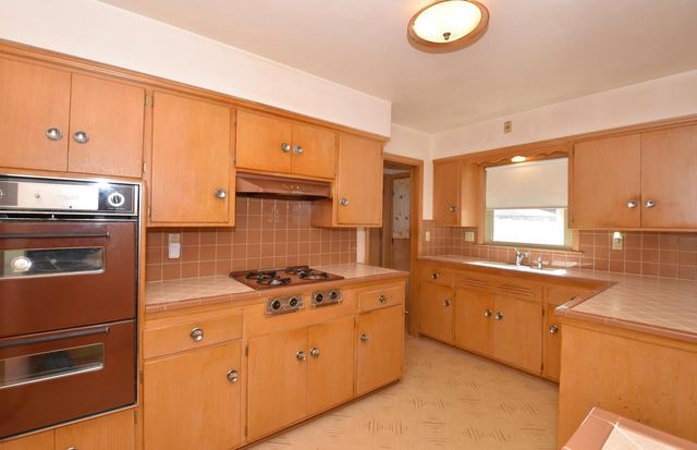 2710 S 72nd STREET, West Allis, WI 53219
