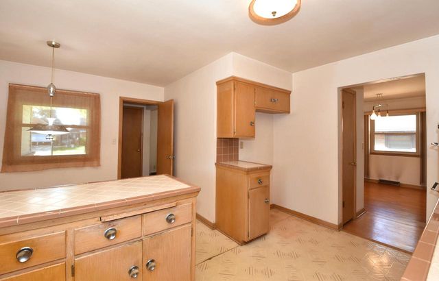 2710 S 72nd STREET, West Allis, WI 53219