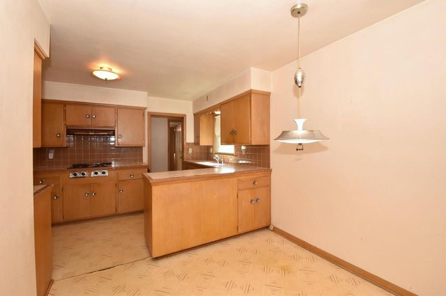 2710 S 72nd STREET, West Allis, WI 53219