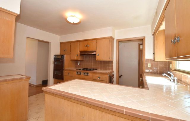 2710 S 72nd STREET, West Allis, WI 53219