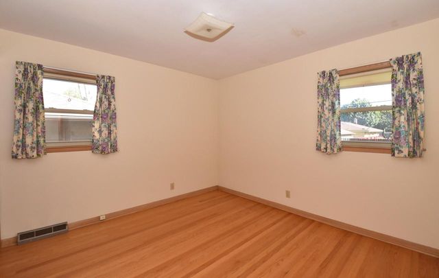 2710 S 72nd STREET, West Allis, WI 53219