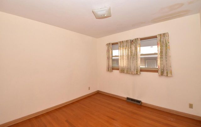 2710 S 72nd STREET, West Allis, WI 53219