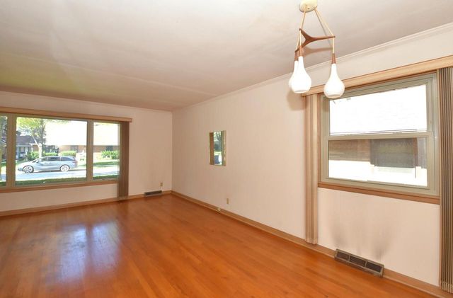 2710 S 72nd STREET, West Allis, WI 53219