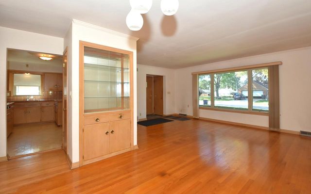 2710 S 72nd STREET, West Allis, WI 53219